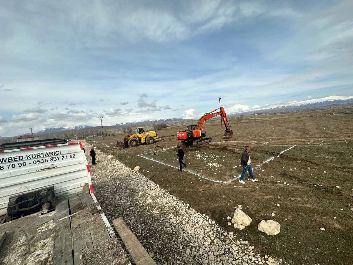 erciskaymakamlk's tweet photo. TOKİ tarafından Salihiye Mahallemizde yaptırılacak olan 27 adet köy evi projesiyle ilgili çalışmalara başlandı.🏡🏘️
TOKİ iştirakçi firma yetkililerini makamında kabul eden Kaymakamımız ve Erciş Belediye Başkan Vekili Dr. @nmehmetbeyoglu, proje hakkında bilgi aldı. https://t.co/XYbTakeTMR