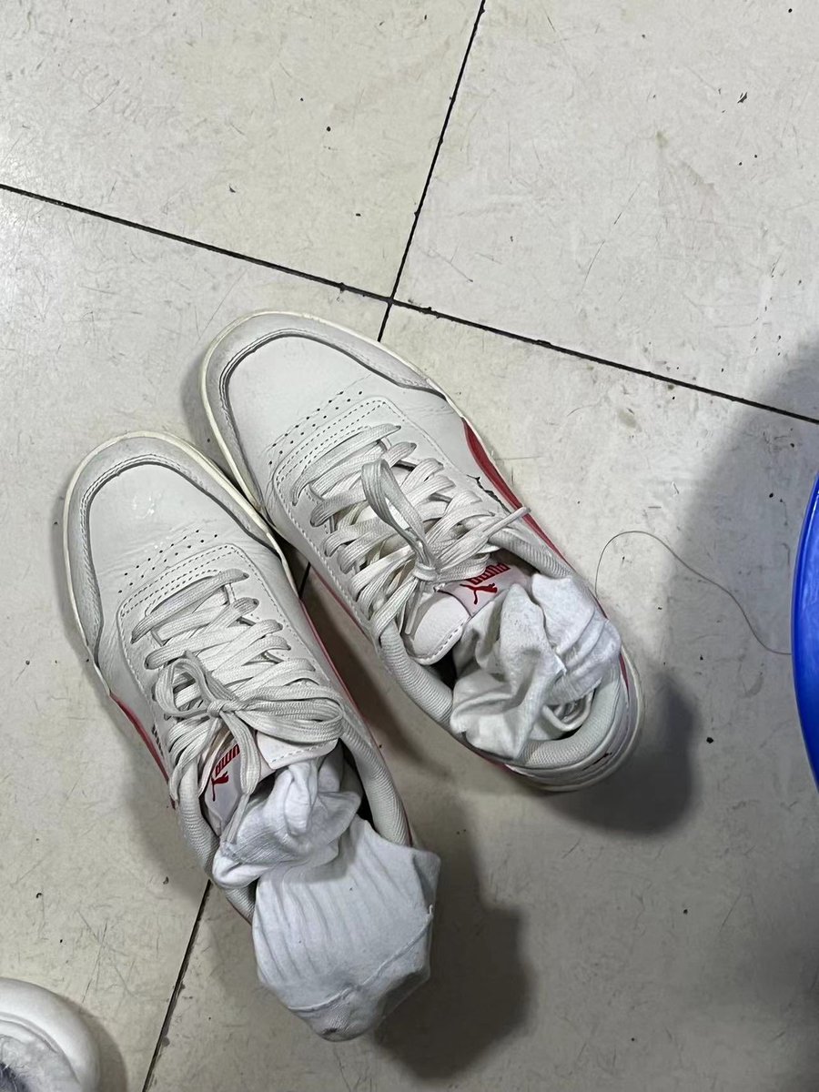 c74871's tweet photo. 运动后的湿臭棉袜，真的想脱下之后直接塞到你呢嘴里，让你尽情吮吸我的体味。天气越来越热了，袜子的味道也是越来越足了，喜欢的哥哥联系我吧，已经不用排队了哦~ https://t.co/7vYvqzNJhc