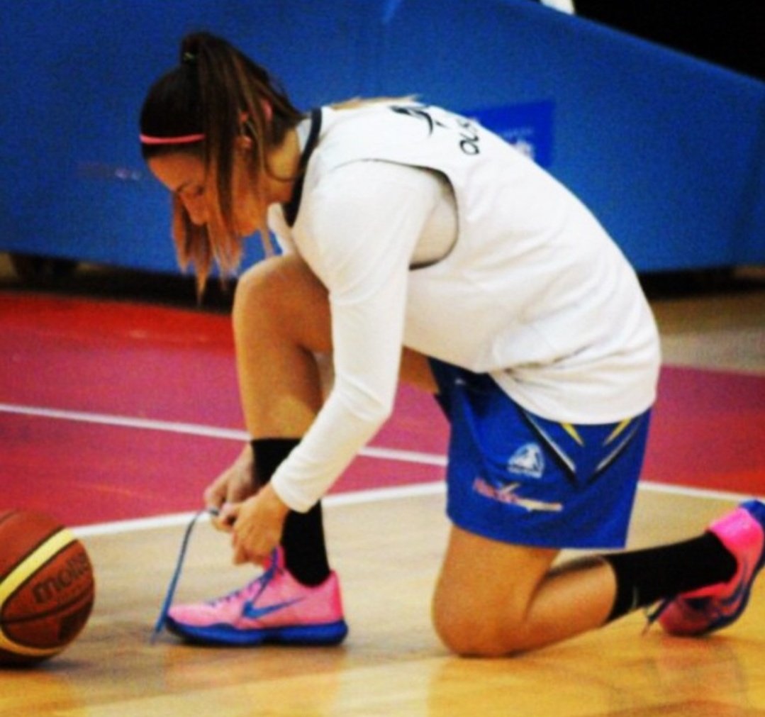 Después de jugar en la máxima categoría paraguaya durante varios años dio el salto a Estados Unidos para seguir formándose como jugadora en el Tomahawk High School y en Tennessee.

🇵🇾 Y eso lo compaginaba con seguir compitiendo en su país.