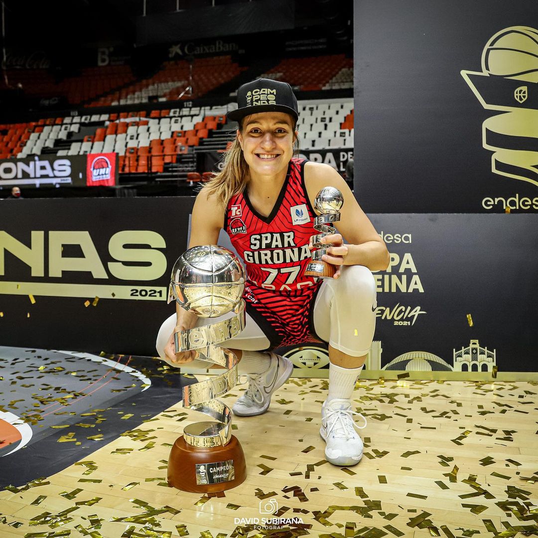 No fueron unos inicios sencillos para una joven que se iba muy lejos de casa, pero sin esos esfuerzos no sería la jugadora que es.

🗣 "Este sacrificio se ve reflejado en la carrera que he tenido".