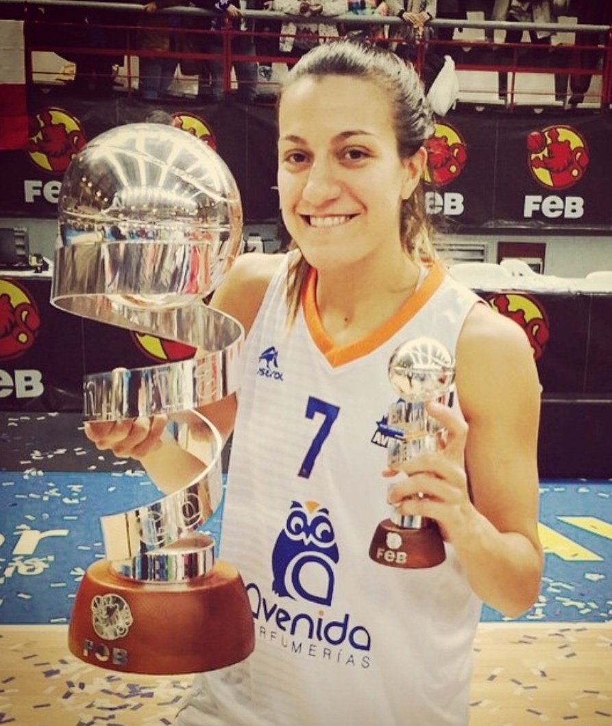 Ferrari pasó por Rivas, Estudiantes, Sóller Bon Dia e incluso equipos en Ecuador antes de dar el primer gran paso de su carrera.

En el 2013 se unió a uno de los mejores equipos del país.

💙 Empezó su etapa en Perfumerías Avenida hasta el 2015.

🏆 Ahí ganó la liga y la copa.