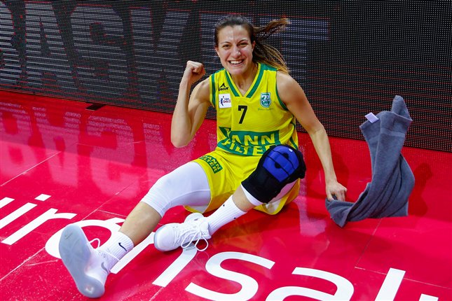 🗣 "Allí creo que he disfrutado del baloncesto de una manera extraordinaria teniendo alrededor a gente muy profesional, a entrenadores como Víctor Lapeña o Santi Pérez y jugadoras como Gaby Ocete o Shacobia Barbee, entre otras. Todo eso se disfruta y te marca para siempre".