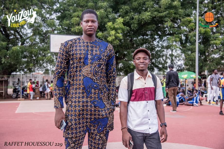 Tout le monde voit deux personnes sur l'image, moi je ne vois qu'une seule personne et demie.😄
Cc <a href="/AdewaleSeverin/">🇧🇯🇹🇬Séverin Adéwalé</a> 🥴
<a href="/tolo_hilary/">Hilary Christelle TOLO KPADONOU 🇧🇯 🌍 ©</a> ton tour arrive. On se revoit quand ?😄