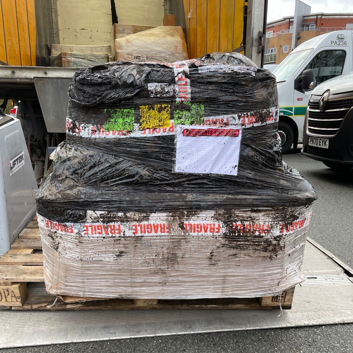 TradePicFrames's tweet photo. We pride ourselves on going above &amp; beyond to ensure our customers get what they need when they need it, even if something happens that’s out of our control.

When these frames arrived damaged, we collected the pallet, replaced all damages &amp; delivered them ourselves the next day. https://t.co/Qi94CVAncj