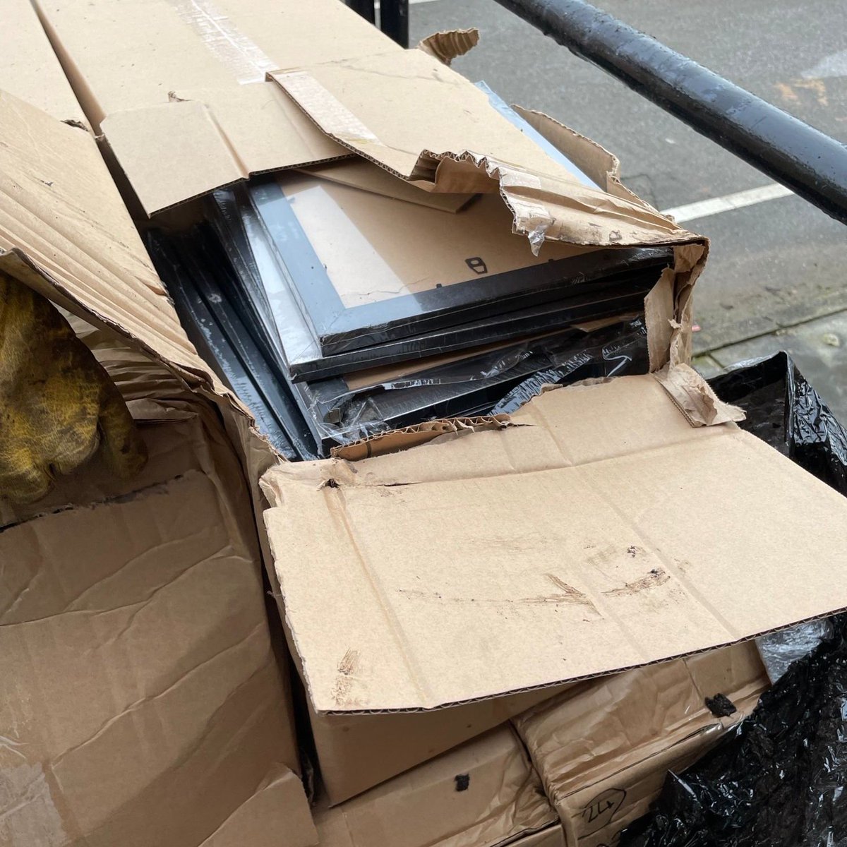 TradePicFrames's tweet photo. We pride ourselves on going above &amp; beyond to ensure our customers get what they need when they need it, even if something happens that’s out of our control.

When these frames arrived damaged, we collected the pallet, replaced all damages &amp; delivered them ourselves the next day. https://t.co/Qi94CVAncj
