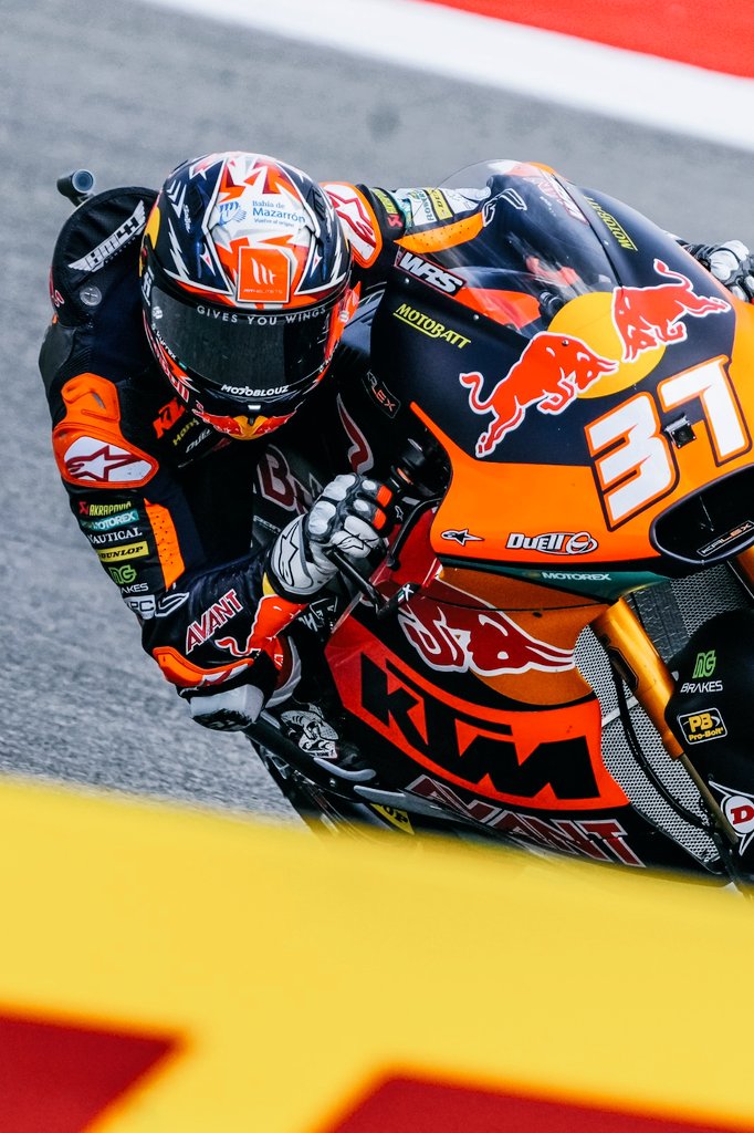 Felicidades a <a href="/37_pedroacosta/">Pedro Acosta</a> . Empieza el mundial ganando en Moto2, menudo maKina!
#racingboutique #mthelmets