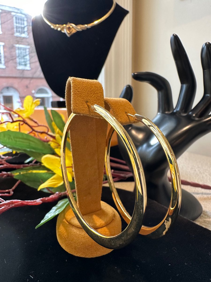 sunsethillwc1's tweet image. These are so you. 👌 
Glistening gold hoops top off any outfit stylishly and with ease. 

#finishingtouch #jewelrystyle 
#lovejewelry #earringsoftheday #goldhoops #gold #hoops #goldearrings #youaregold 
#wcshopsmall