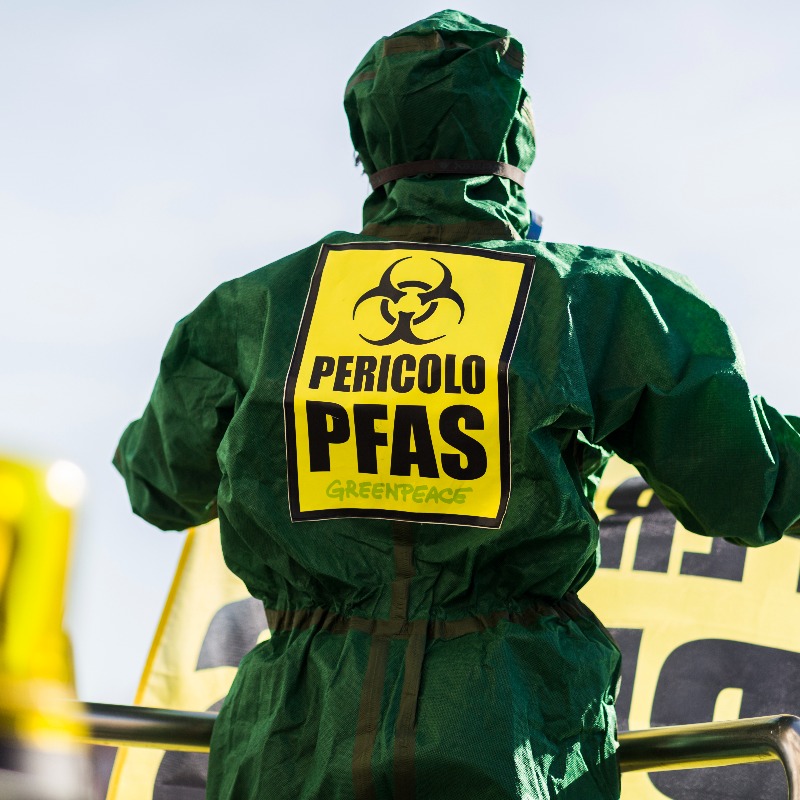 Greenpeace_ITA's tweet photo. ⚠️ In pochi ne parlano eppure la salute di tante persone in Italia è a rischio a causa dei #PFAS.

L’Italia è tra i Paesi più contaminati da queste sostanze chimiche che impattano su salute e ambiente! #stopPFAS

Chiedi insieme a noi al Governo Italiano di metterli al bando! 👇