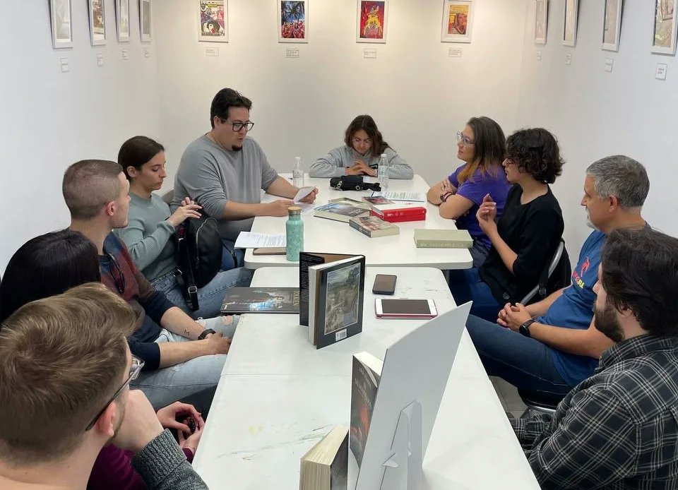 Smial_Dolamroth's tweet photo. Todo un éxito nuestro primer evento como smial. Aquí tenemos algunas imágenes de lo que fue el día internacional de leer a Tolkien el pasado sábado en Picasso cómics. https://t.co/4IUmtj6C2u