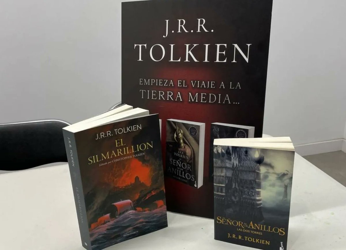 Smial_Dolamroth's tweet photo. Todo un éxito nuestro primer evento como smial. Aquí tenemos algunas imágenes de lo que fue el día internacional de leer a Tolkien el pasado sábado en Picasso cómics. https://t.co/4IUmtj6C2u