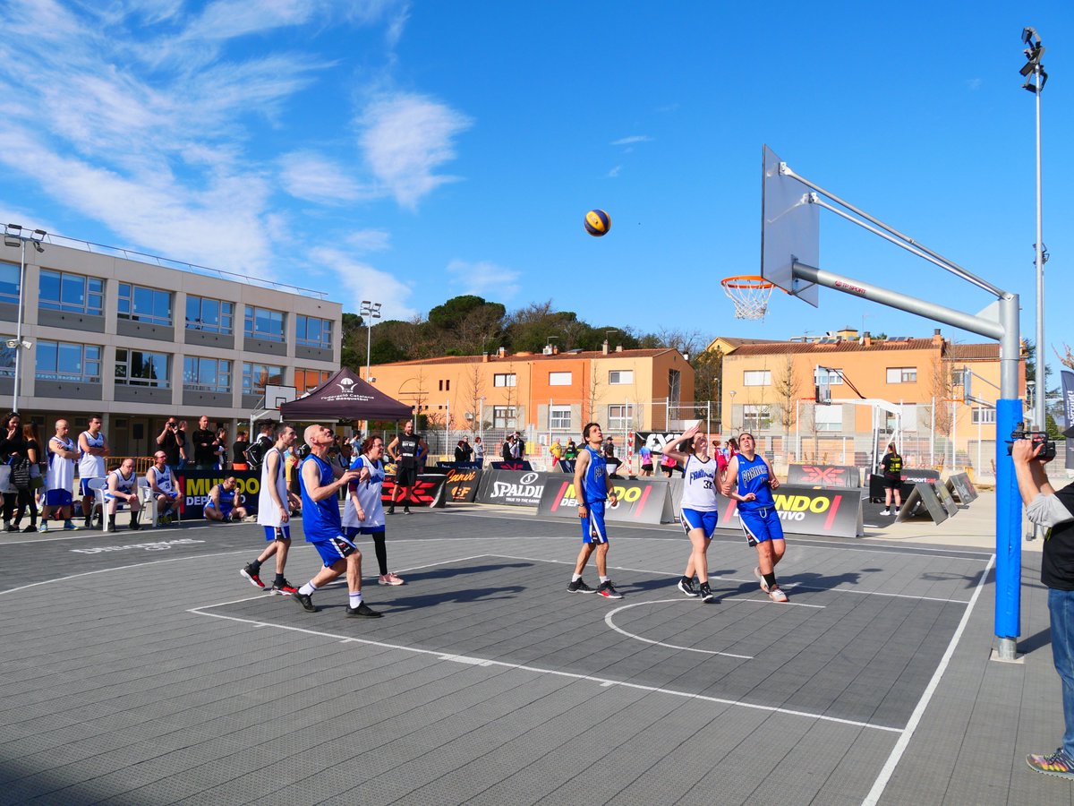 AjCMalavella's tweet photo. 🏀Èxit de la 15a edició del 3x3 
👉Ahir #CaldesdeMalavella es va convertir en la seu del bàsquet català amb 16+1 pistes de joc,  7 categories, 150 equips, més de 600 jugadors/es i 280 partits
👏Gràcies a totes les persones que ho feu possible i @cecaldes
https://t.co/ZzJUAgBBYE https://t.co/t9l2BONFn9