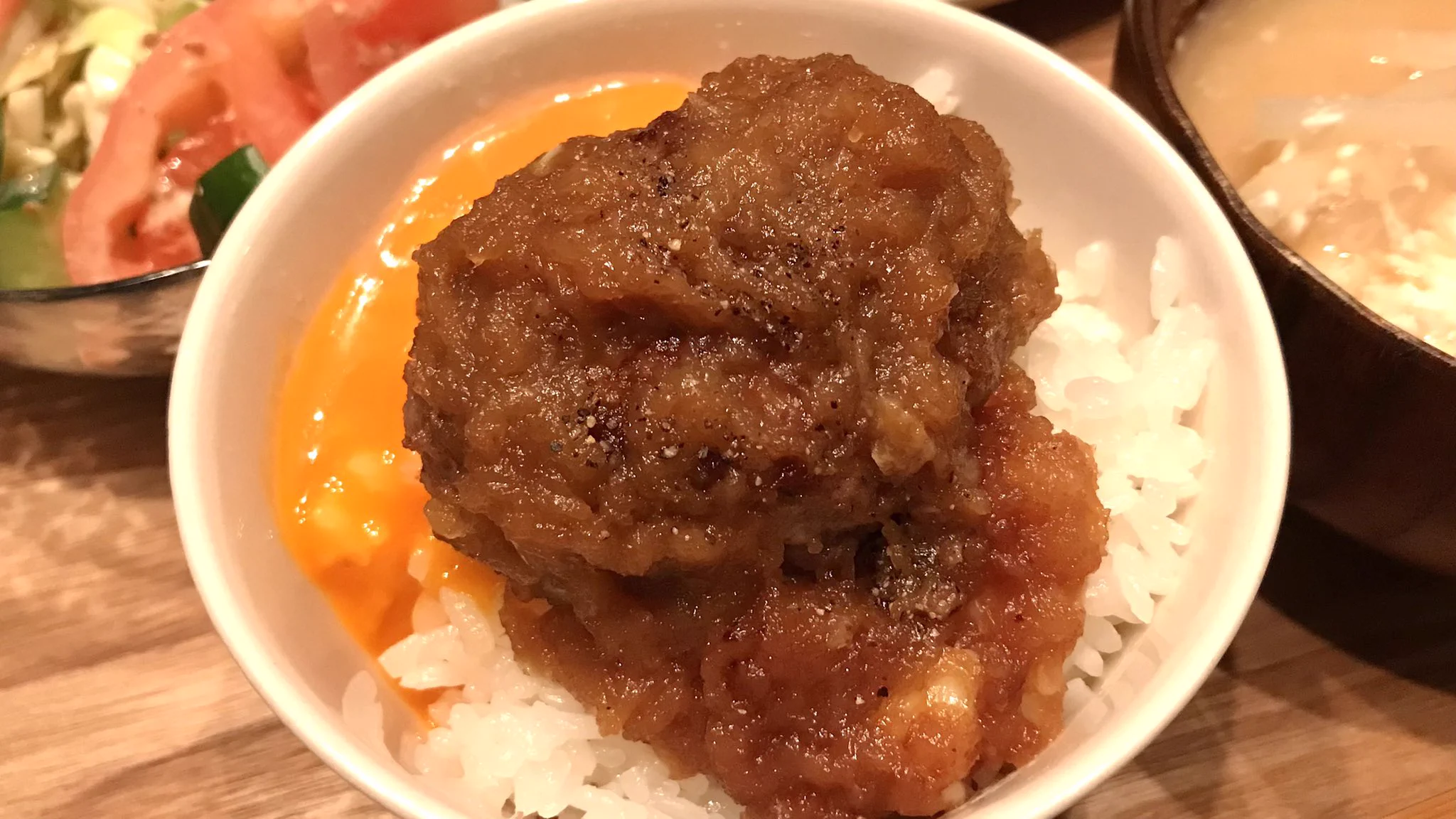 食べ終わるのがもったいない！ハンバーグ作るなら真似してほしい『丼ぶり』レシピ