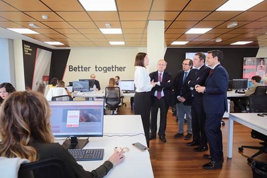 camarascomercio's tweet photo. El presidente de la Cámara de España y @FundacionINCYDE ha asistido al acto de inauguración del nuevo Digital Business Hub/Granada de la @CCGranada https://t.co/Dbglq64Gmc