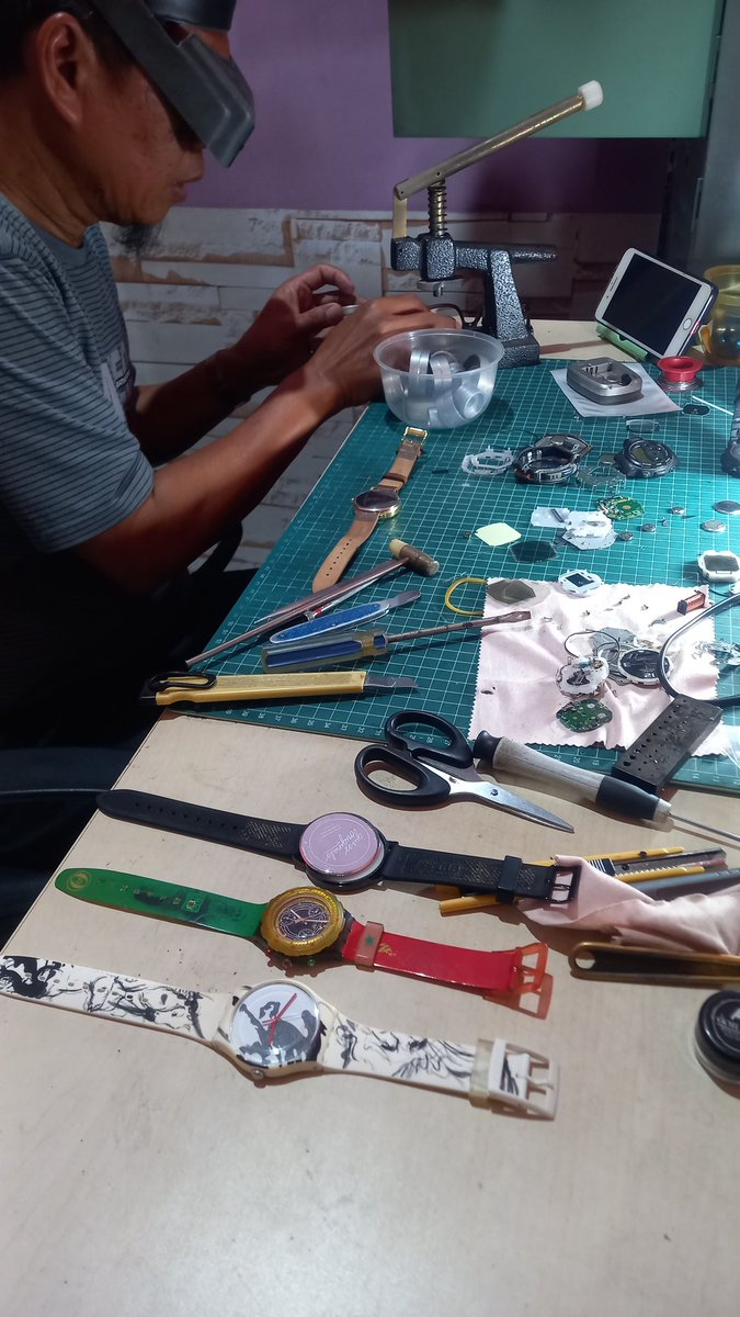 FLOnaad's tweet photo. Kekayaan Intelektual JakTim, salah satunya adalah Pak Kenda. Ahli reparasi jam terutama Casio, ganti baterai ataupun service, semua bisa. 
4 jam yg gw bawa kesitu semua bkn Casio, minta ganti baterai dan check dalamnya krn sdh mati sekitar setahun ini. 

Lokasi : pasar pal meriam https://t.co/sFsb0eEXpE