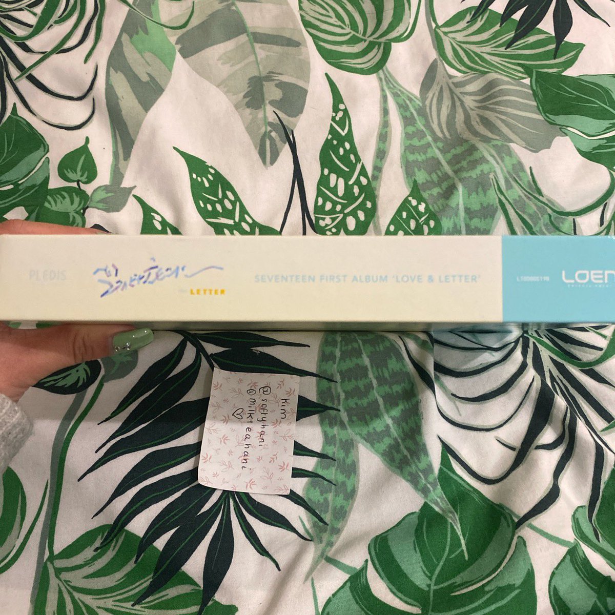 softyhani's tweet photo. wts/selling !!!! seventeen love letter album  !!!! 
first letter version
- includes sticker, for extra you can have the bookmark pc
- new condition 
- colour fading on side as it’s been left on my shelf

#svt #kpop #jeonghan #seventeen https://t.co/lReKY0lkQh