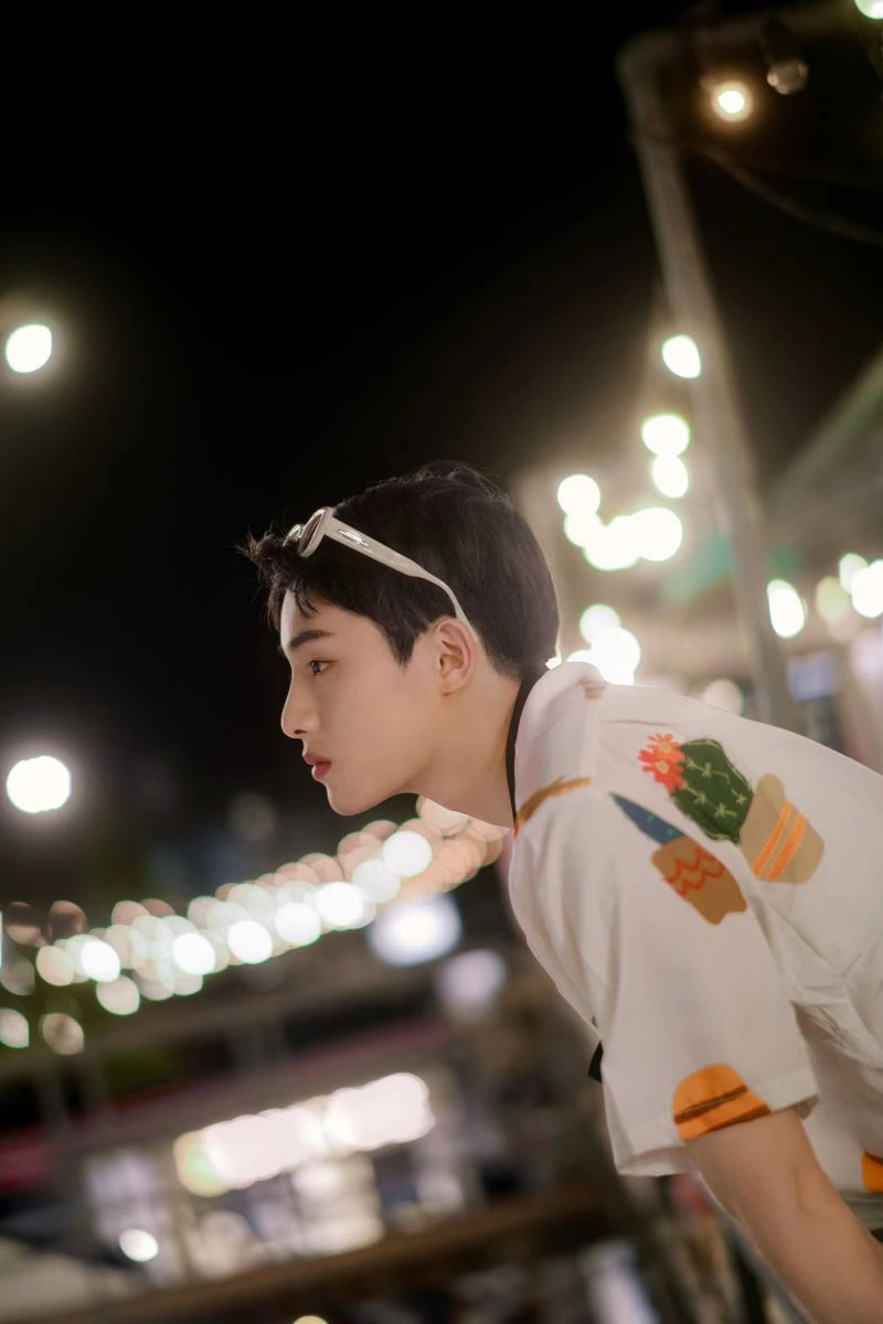 withfansyizhiyu's tweet photo. 董思成《岛遇》旅行PLOG掉落！脑海的取景器接收着不同的风景，来自普吉岛的明信片承载着美好的记忆。董思成首本个人写真《岛遇》已在一直娱独家上线预售，快来拾取普吉岛的记忆碎片吧～

#WINWIN #董思成 
#NCT  #WayV 
 #董思成岛遇 
#一直娱 https://t.co/0YHT0ZzyQ3