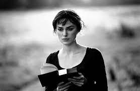 literlandweb1's tweet image. "La vanidad y el orgullo son cosas distintas, aunque muchas veces se usen como sinónimos. El orgullo está relacionado con la opinión que tenemos de nosotros mismos; la vanidad, con lo que quisiéramos que los demás pensaran de nosotros".
"Orgullo y prejuicio", Jane Austen