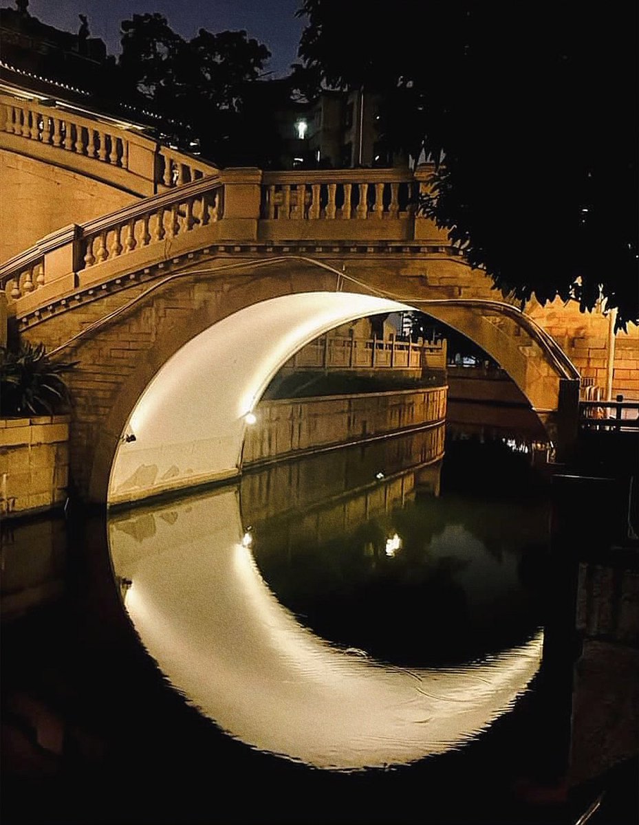 un puente a la luna.