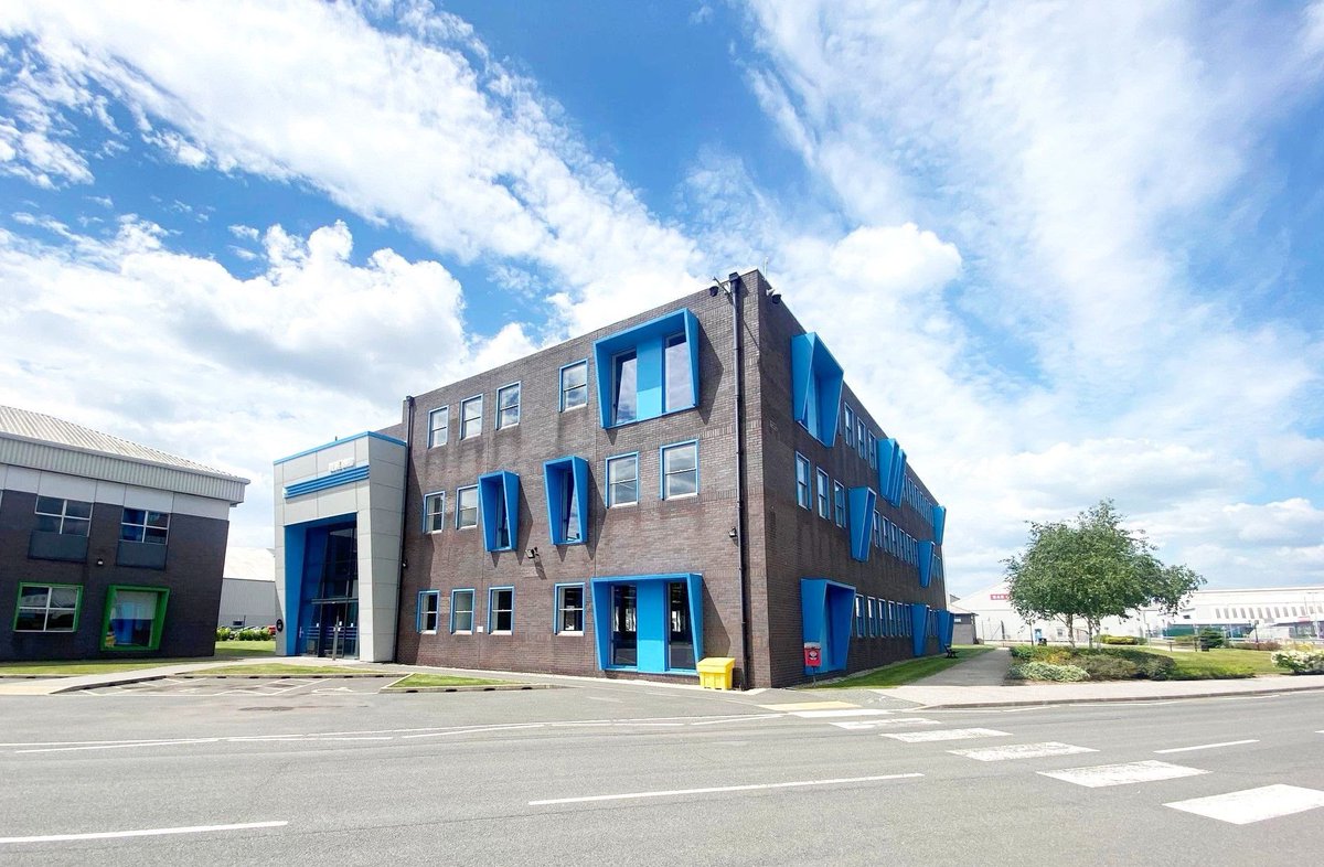 HumberEntPark's tweet photo. Did you know we've refurbished our office buildings to provide prime, Grade A workspaces from 2,000 sq ft up to an entire building of 18,000 sq ft? 

#Hull #Humber #officespace #workspaces #GradeA #heritagesite #24hourSecurity #connectivity #sustainabletravel #amenity #wellbeing https://t.co/2zKhoqtk71