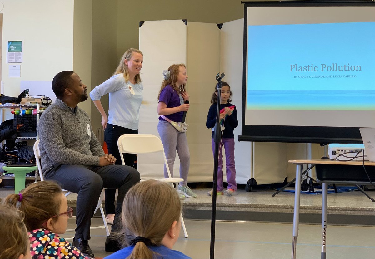 MundoVerdePCS's tweet photo. Councilmember Parker visited Mundo Verde today to discuss plastic pollution with 3rd graders. @ZacharyforWard5 #plasticfreedc #saynotoplastic
El concejal Parker visitó Mundo Verde hoy para hablar sobre la contaminación de plástico con los alumnos de 3er grado. https://t.co/ROzP7Wel1j