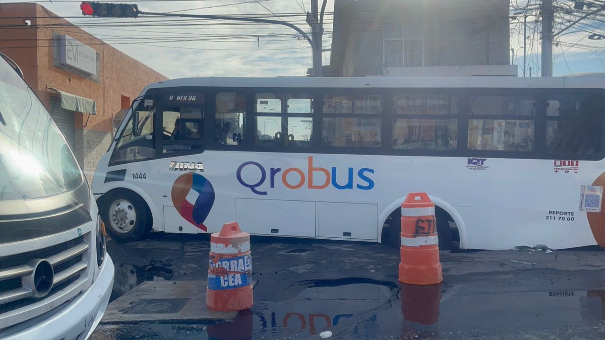 ‼️Se abre socavón y cae ruta de transporte público 

La unidad del transporte público se hundió cuando intentaba circular por la avenida 18 de Marzo y avenida Revolución en la colonia Felipe Carrillo Puerto

👉wp.me/p8iMZT-Bis