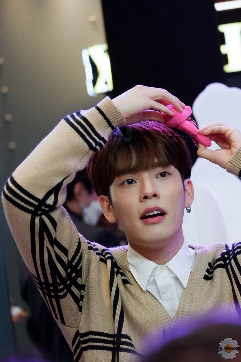 THEBLUEPK2's tweet photo. คนสวยขา 
#CTRPANUWAT 
#LIPSGarconxKimmonCopter https://t.co/wzj7tkDP9m