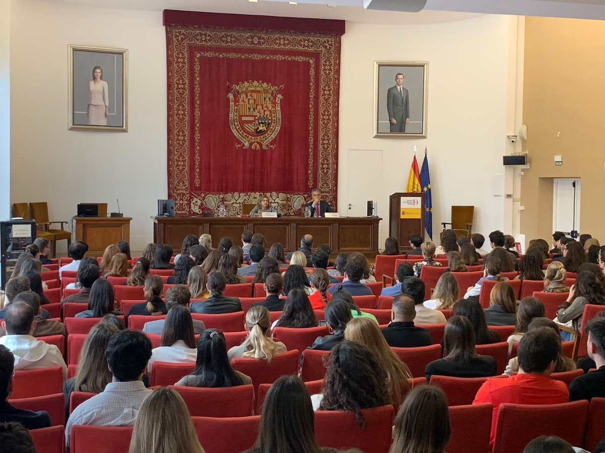 esc_espana's tweet photo. El viernes pasado se celebró la Jornada de Puertas Abiertas de la @esc_espana para acercar su labor al público e informar sobre el Máster Interuniversitario, oportunidades de empleo en UE, otros organismos y  el acceso a la #CarreraDiplomática 
#SAA2023 
#TúPuedesSerDiplomático https://t.co/miWkzEfMwr