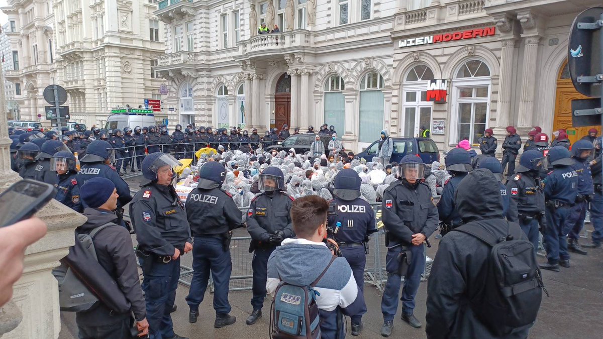 Wir haben die heutigen Proteste in Wien anlässlich der #EuropeanGasConference beobachtet. #w2703 #BlockGas

Die #Polizei <a href="/LPDWien/">POLIZEI WIEN</a> kesselte die Demonstrierenden ein, ... 1/4