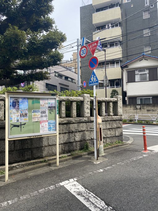 せっかく新宿に来たので千駄ヶ谷へ。表紙のカットを回収します。そして将棋会館へ。今活躍著しい棋士の方の扇子が並ぶわけですが