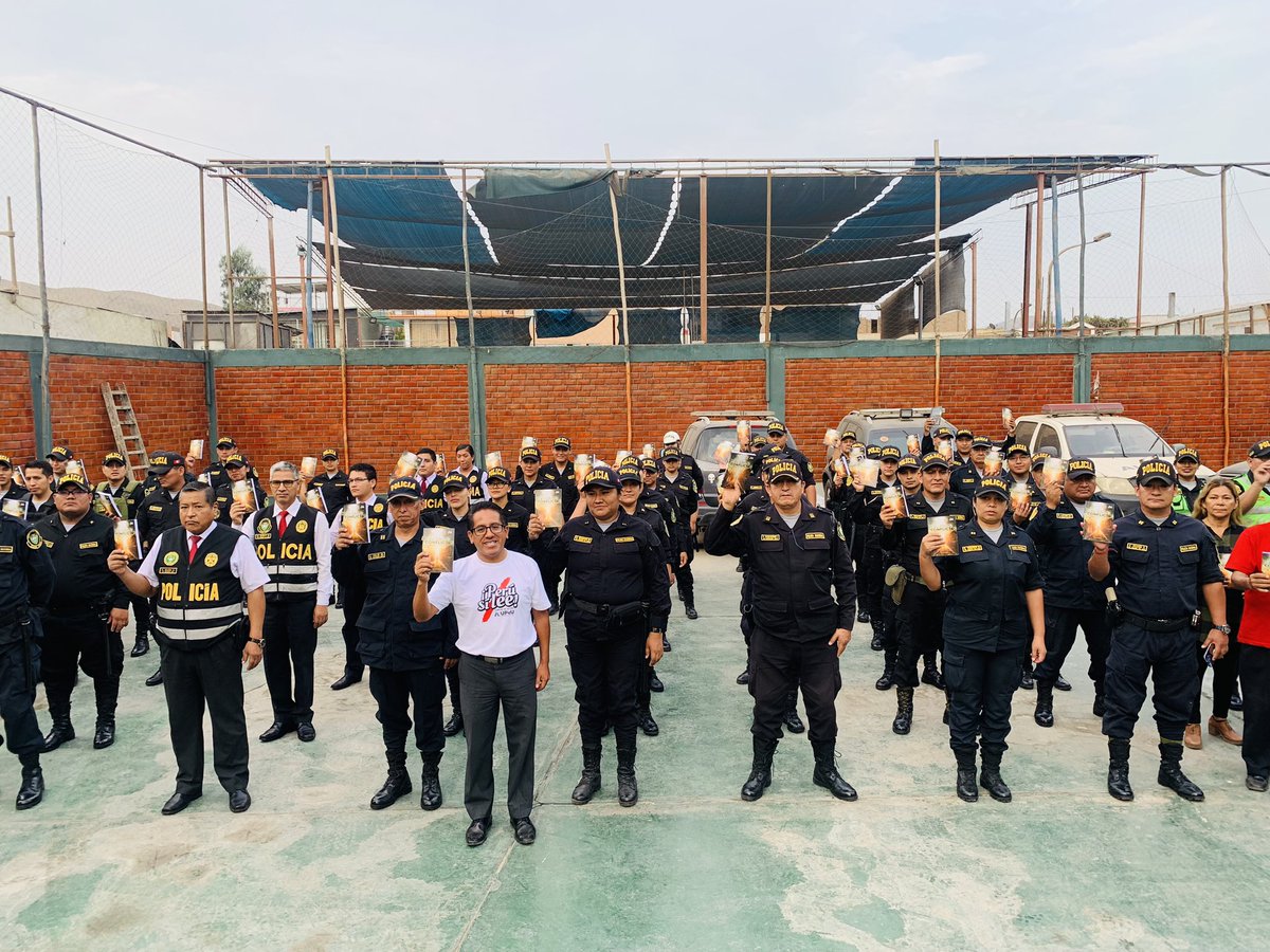 Policía Nacional del Perú 🇵🇪 en Pro Los Olivos recibe el libro “El Gran Conflicto” en el marco de #ImpactoEsperanza #PerúSiLee