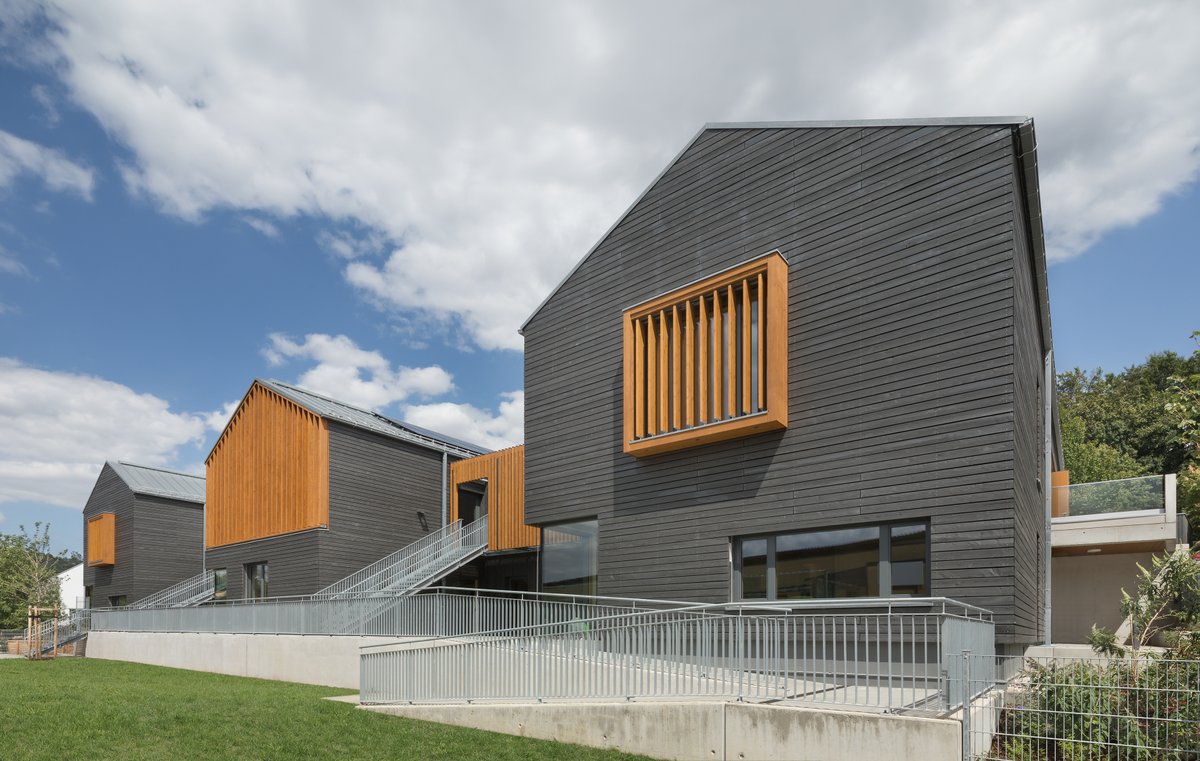 Haus der Kinder Greding (2022)
Projekt und Bildrechte: Kühnlein Architektur aus Berching

Eingesetzte Leuchten: Aures Einbau

Durch die individuelle Fertigung aus dem Hause Kotzolt International GmbH am Standort in Lemgo können wir bereits bei der Planung realisieren