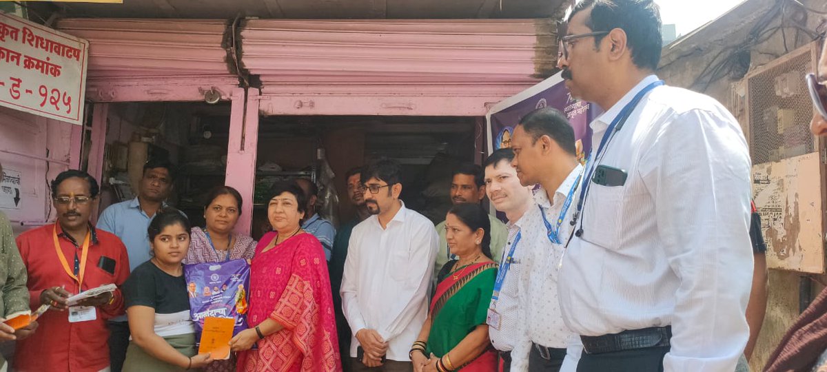 LavekarBharati's tweet photo. Distributed आनंदाचा शिधा #Ration_Kits to Needy Residents Of Versova_Vidhansabha.Also Present Were Ration Officers , Corp Yogiraj Dabhadkar and Corp Ranjana Patil and BJP Karyakartas. https://t.co/0hJ7dOw2jG