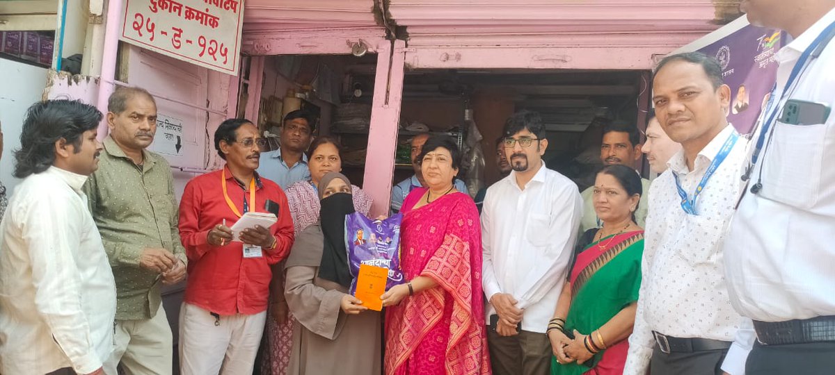 LavekarBharati's tweet photo. Distributed आनंदाचा शिधा #Ration_Kits to Needy Residents Of Versova_Vidhansabha.Also Present Were Ration Officers , Corp Yogiraj Dabhadkar and Corp Ranjana Patil and BJP Karyakartas. https://t.co/EgvBiSP7WV