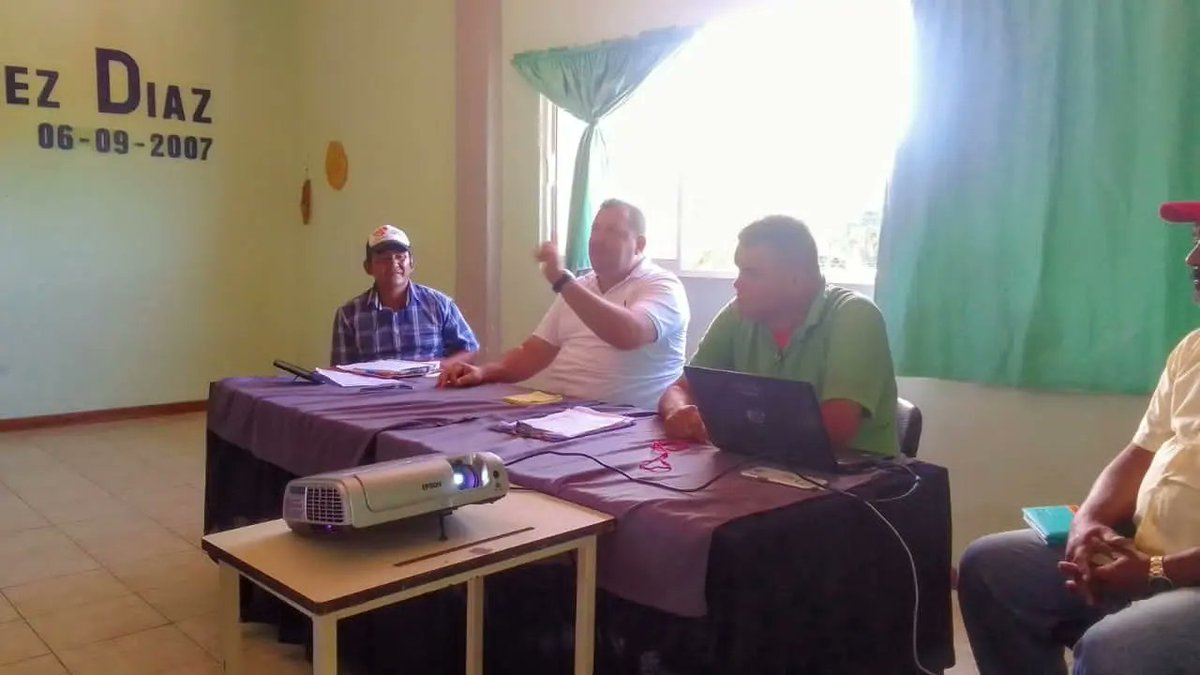 ¡Psuv en Acción!

Realizamos el 1er encuentro con el nuevo equipo político del <a href="/PartidoPSUV/">PSUV</a> en Antolín del Campo. Hombres y mujeres comprometidos con el pueblo y con los más altos valores revolucionarios.

#NiCorrupcionNiGuarimbas

<a href="/NicolasMaduro/">Nicolás Maduro</a>
<a href="/dcabellor/">Diosdado Cabello R</a> 
<a href="/PSUV_NE/">PSUV NUEVA ESPARTA</a>