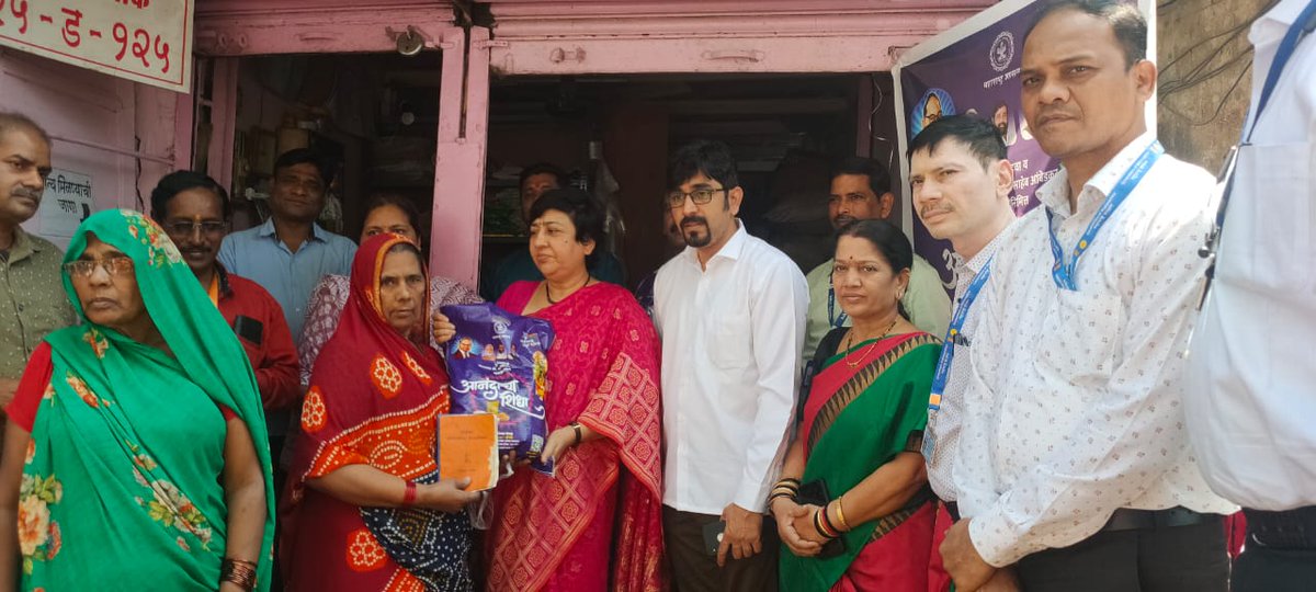 LavekarBharati's tweet photo. Distributed आनंदाचा शिधा #Ration_Kits to Needy Residents Of Versova_Vidhansabha.Also Present Were Ration Officers , Corp Yogiraj Dabhadkar and Corp Ranjana Patil and BJP Karyakartas. https://t.co/EgvBiSP7WV