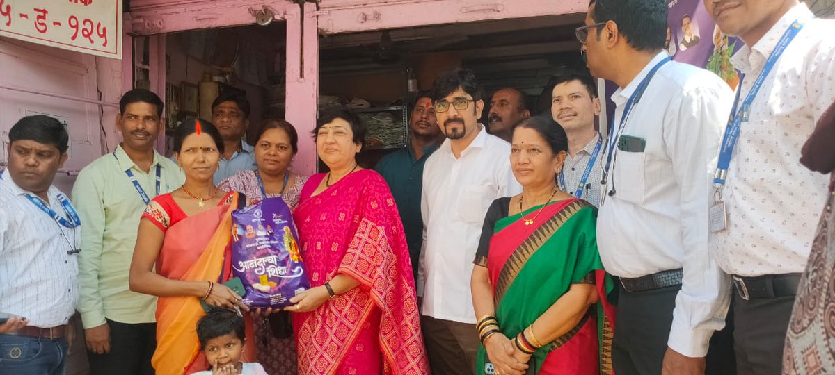 LavekarBharati's tweet photo. Distributed आनंदाचा शिधा #Ration_Kits to Needy Residents Of Versova_Vidhansabha.Also Present Were Ration Officers , Corp Yogiraj Dabhadkar and Corp Ranjana Patil and BJP Karyakartas. https://t.co/ZEfl8OT1cG