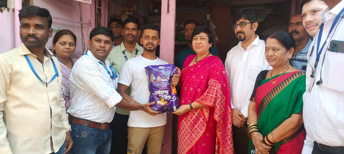 LavekarBharati's tweet photo. Distributed आनंदाचा शिधा #Ration_Kits to Needy Residents Of Versova_Vidhansabha.Also Present Were Ration Officers , Corp Yogiraj Dabhadkar and Corp Ranjana Patil and BJP Karyakartas. https://t.co/ZEfl8OT1cG