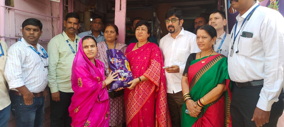 LavekarBharati's tweet photo. Distributed आनंदाचा शिधा #Ration_Kits to Needy Residents Of Versova_Vidhansabha.Also Present Were Ration Officers , Corp Yogiraj Dabhadkar and Corp Ranjana Patil and BJP Karyakartas. https://t.co/ZEfl8OT1cG