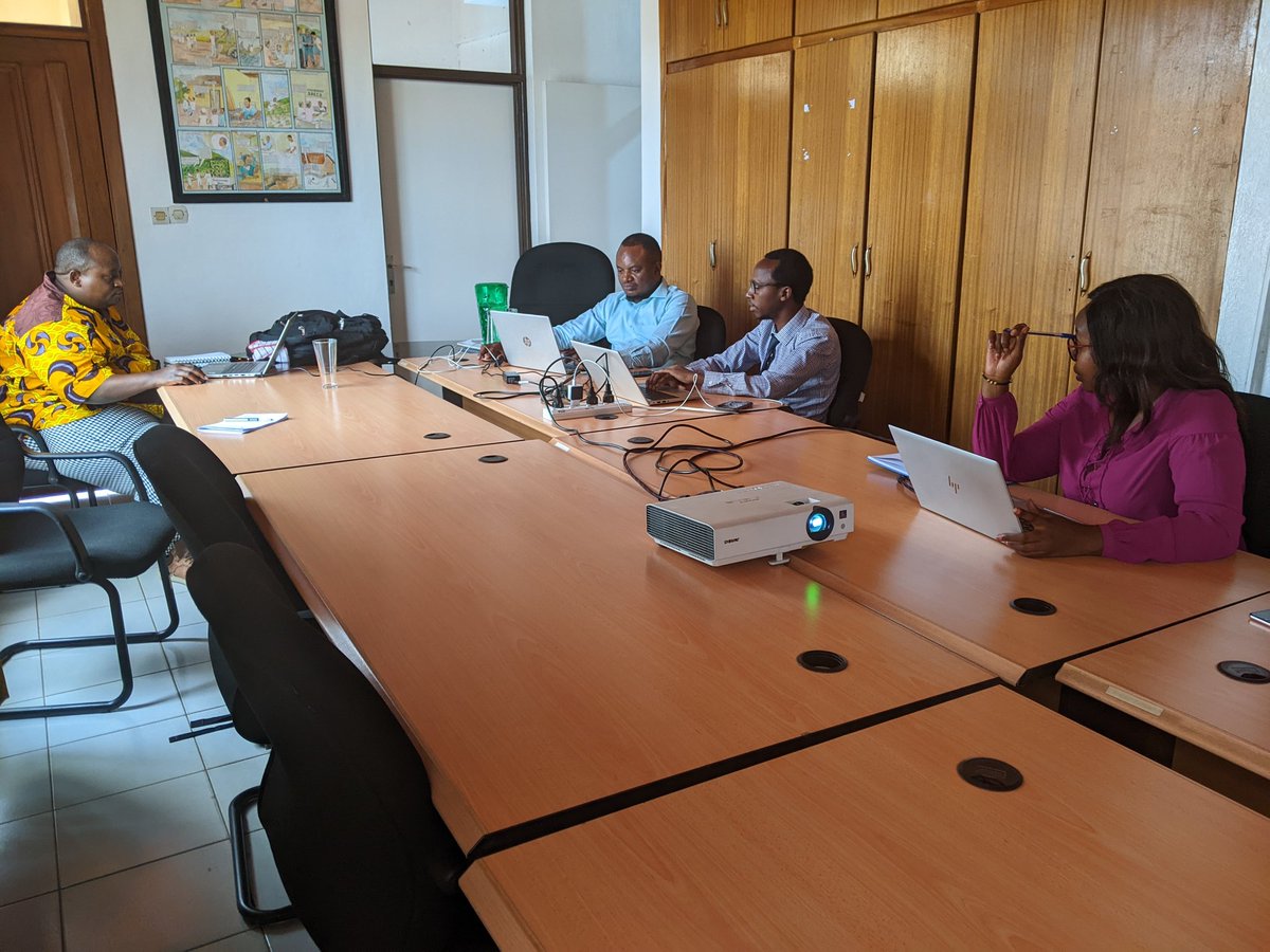 LetuProjet's tweet photo. Equipe d'avance discute sur les préparatifs de l'atelier de clôture @LetuProjet phase1 a #kigali au bureau @intalert_Rwanda
La logistique,réservation et quels sont les témoignages basés sur les changements des résultats de  2019- mars 2023 au menu.
@SwedeninDRCongo @SwissDevCoop https://t.co/khZ3OZLibp