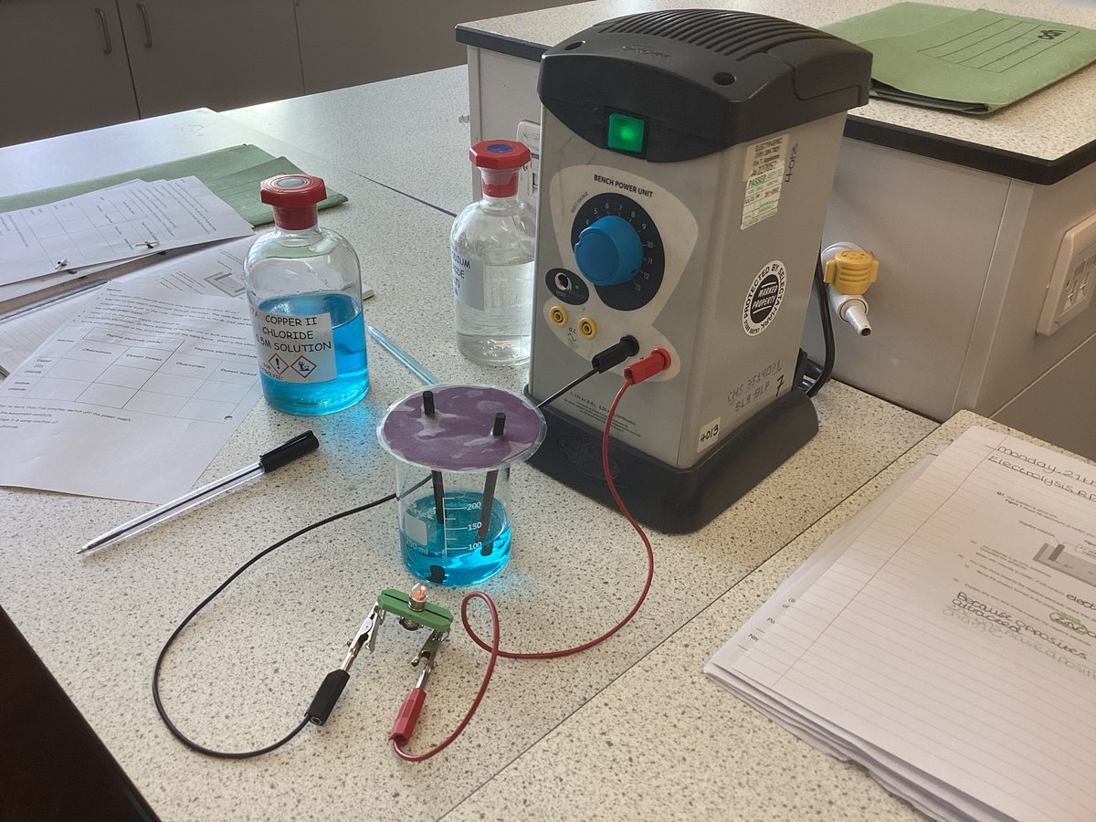 UnsworthAcademy's tweet photo. #TodayInScience our year 10 students practiced electrolysis🔋💧! #UnsworthScience https://t.co/n84rfUIRDk
