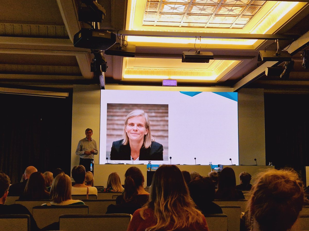 SJDeputter's tweet image. Twee personen die een enorme impact hebben (gehad) op mijn professionele keuzes..onrechtstreeks samen op het podium... 
Mooie link @EricGoubin en een warm momentje voor mezelf 💕