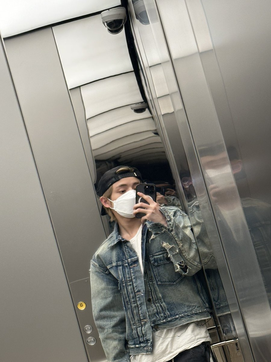 Image for ENHYPEN JAKE elevator selfie https://t.co/tKm0BHLyrQ