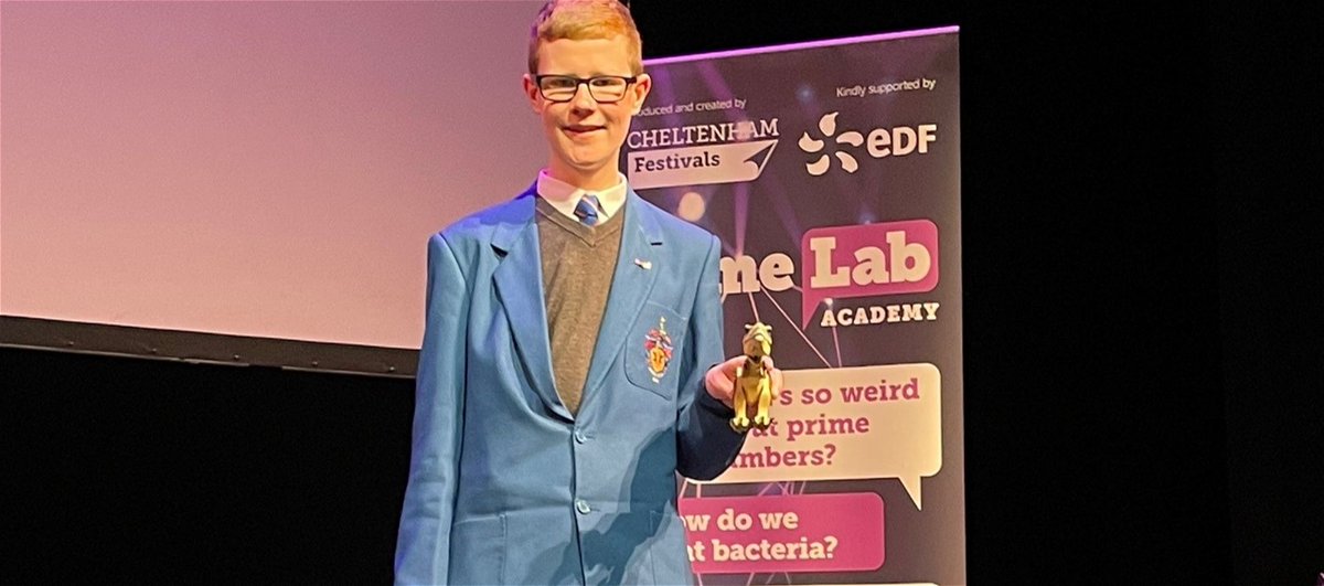 Alfie gave a superb talk on the Tyrant's Family Tree at the finals of the FameLab Academy STEM competition! #STRS #sirthomasrichs #FameLabAcademy  strschool.co.uk/news/FameLab-S…