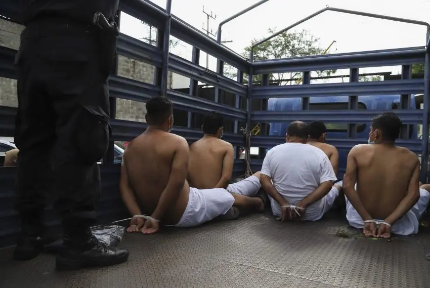 MagerFriederike's tweet photo. It should start with @EuroParl_EN taking action & adopting an #UrgencyResolution on the cost of #ElSalvador's state of emergency on rights.
It's critical to denounce violations & show that people's needs can be met with policies that respect rights.
https://t.co/jOMvYQdTR8 https://t.co/OPMiP8Ekvk