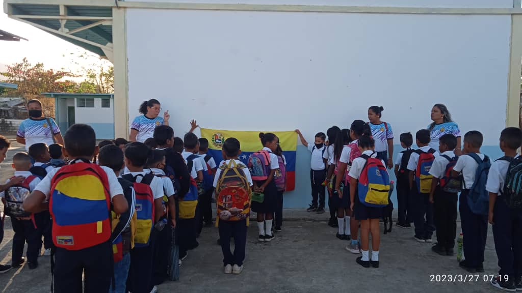 #27Mar 
Feliz inicio de semana a tod@s seguimos trabajando junto a nuestra muchachada de la Patria que se mantienen asistiendo a nuestras instituciones educativas. 
¡En Aragua La Educación No Se Detiene! 
#NiCorrupcionNiGuarimbas 
<a href="/_LaAvanzadora/">Yelitze Santaella</a> <a href="/Soykarinacarpio/">Karina Carpio</a> @MPPEDUCACION