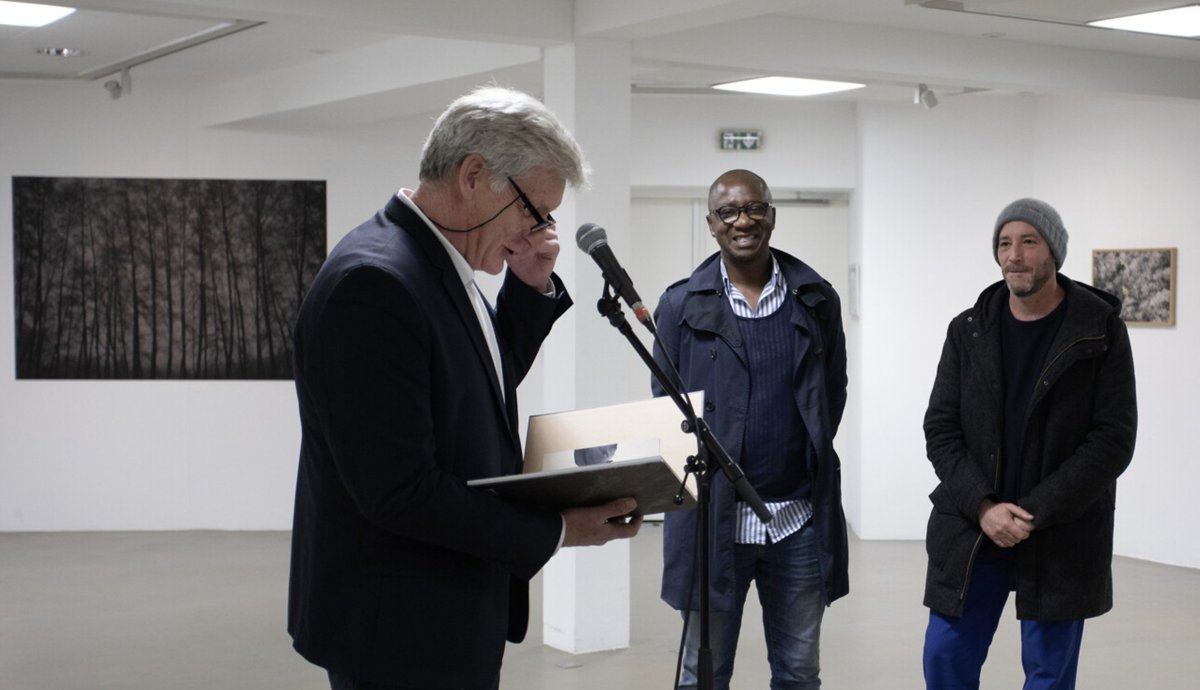 📸 #jeudiphoto : Vernissage de l'exposition "Borders" avec le photographe Jean-Michel André et l'écrivain Wilfried N'Sondé. 

👁️ À voir jusqu'au 3 juin à la galerie de l'Étrave, Théâtre M. Novarina
