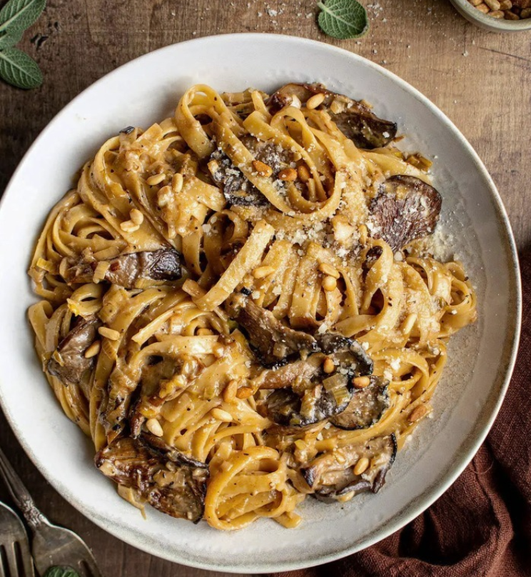 Ready in less than an hour: 👏 Save this Caramelized Leek &amp; Mushroom Gruyere Pasta. Recipe at link in bio. 
#MakeMore #EasyDinners #pasta