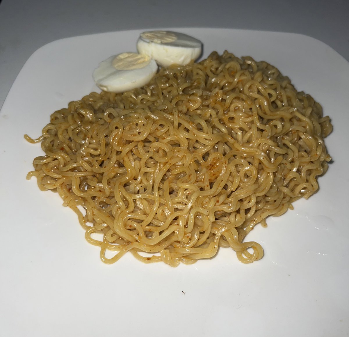 Buttergirlll's tweet image. Omoo see how bland and basic my noodles looks 🤔 I think it needs the #FinalTouch