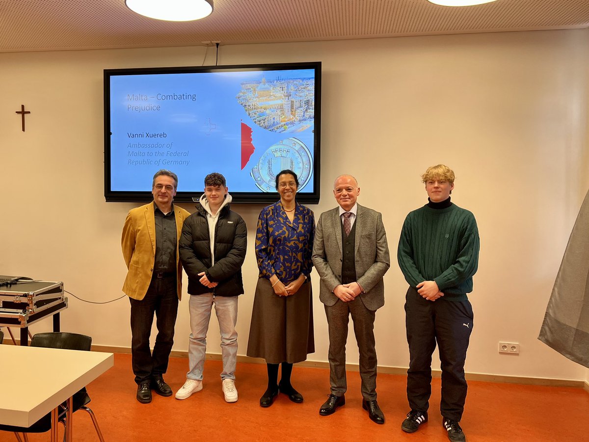 vx64's tweet photo. Perfect start to the week with visit and discussion with students of #stmarien-schule in #Berlin on Overcoming #Prejudice - #Diversity & #Multiethnicity in #Malta. Delighted also to meet #MateserJugend at the school. #erzbistrumberlin #schule https://t.co/hSqkwwHNXO