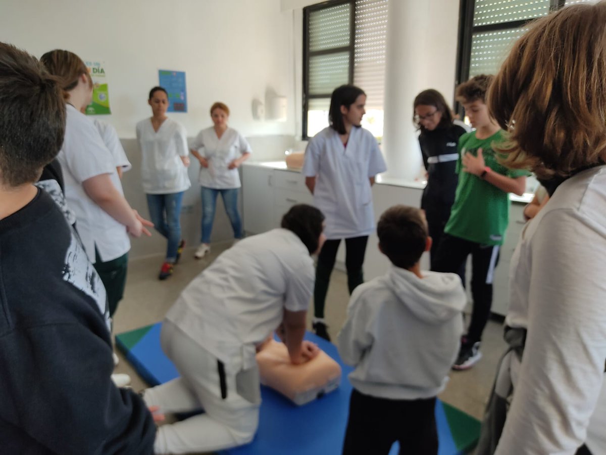 IESaguadulce's tweet photo. III JORNADAS DE SALUD Y MEDIO AMBIENTE "CUÍDATE Y CUIDA TU ENTORNO"
En los talleres de PRIMEROS AUXILIOS el alumnado de TCAE han enseñando la técnica de RCP a sus compañeros del centro. https://t.co/hhlXMYVQYx